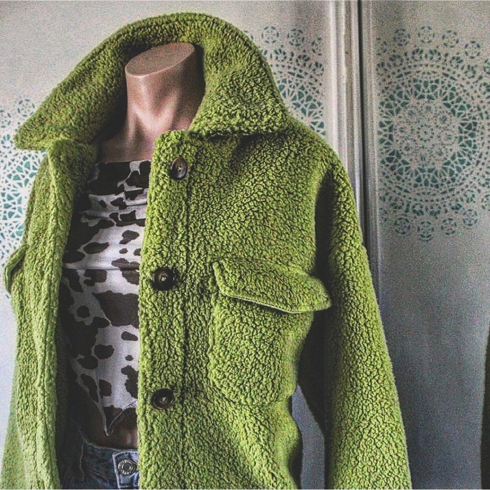 🆕️That IT GIRL Collection// Green button up sherpa jacket - Picture 3 of 5